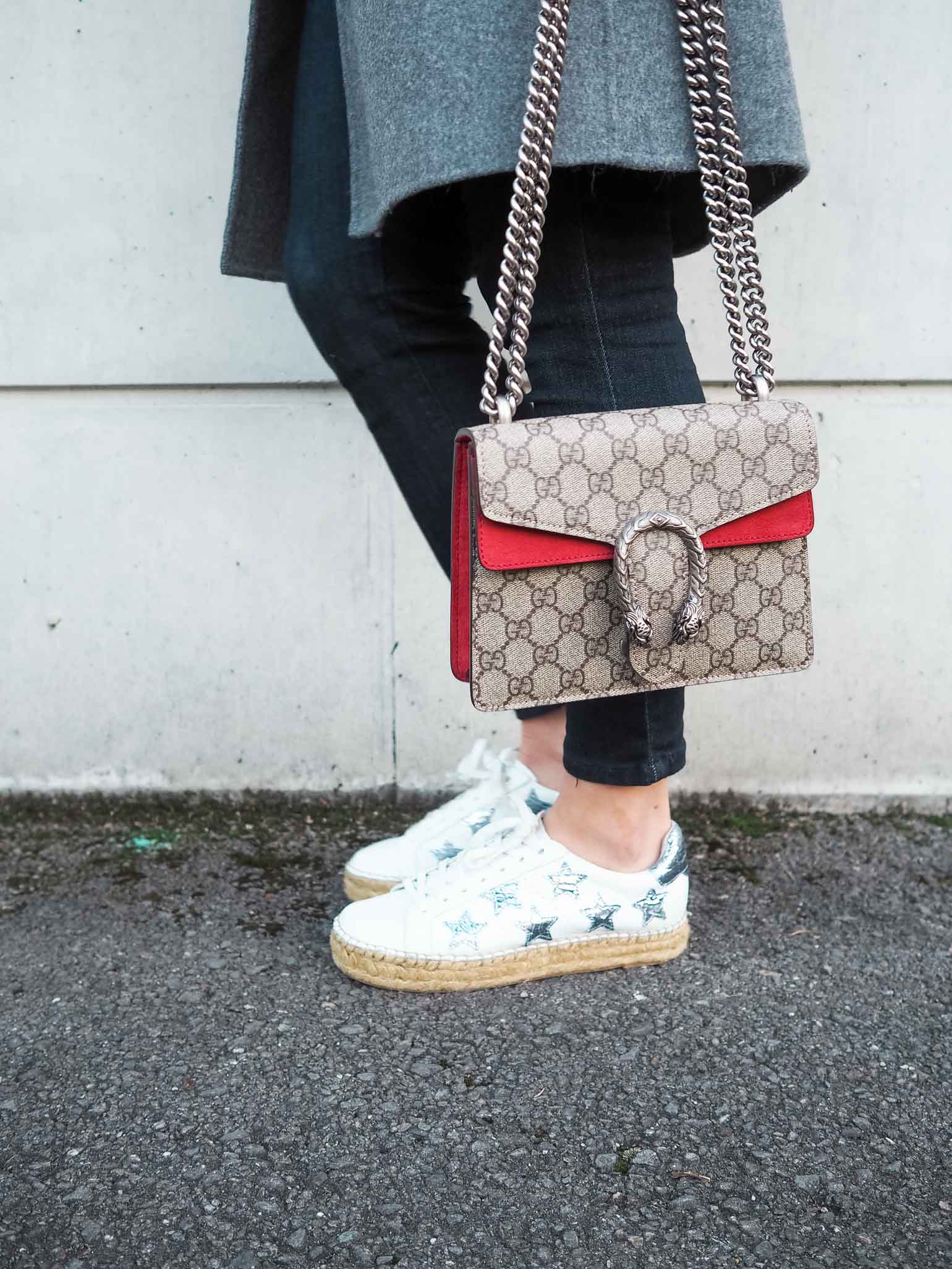 Fashion blogger is wearing a casual weekend style with Gucci Dionysus