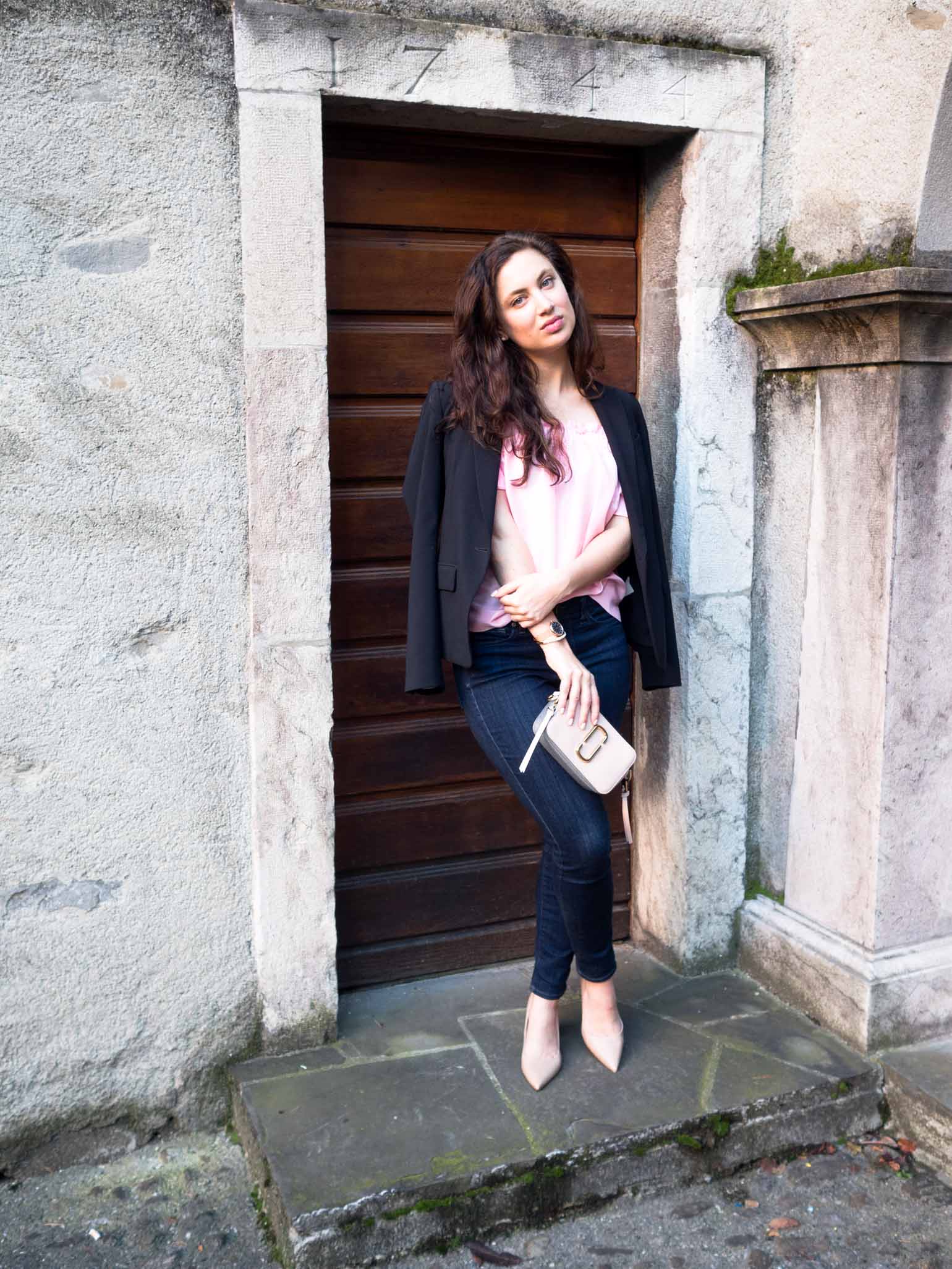 The Brunette Nomad styling a Valentine's Day date night look_Dallas fashion blogger